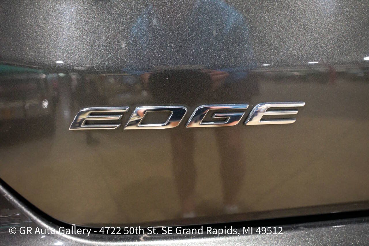 Used 2019 Ford Edge Titanium w/ Cargo Accessory Package FWD image 22