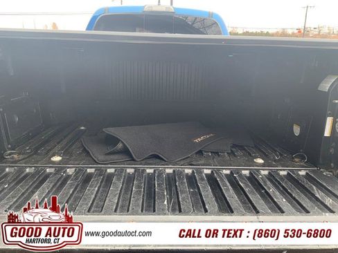 Used 2017 Toyota Tacoma TRD Sport AWD/4WD image 18