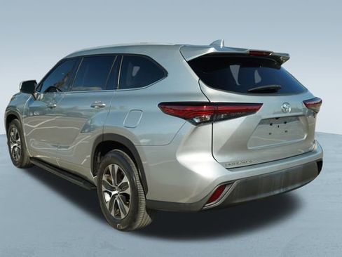 Used 2022 Toyota Highlander XLE image 5