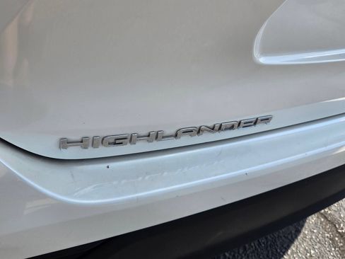 Used 2021 Toyota Highlander LE AWD/4WD image 12
