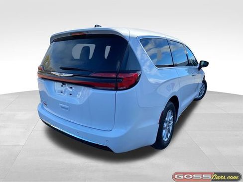 New 2026 Chrysler Pacifica Select image 3
