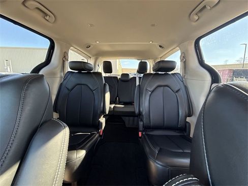 Used 2024 Chrysler Pacifica Touring-L image 20