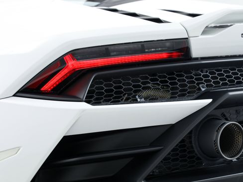 Used 2024 Lamborghini Huracan EVO image 15