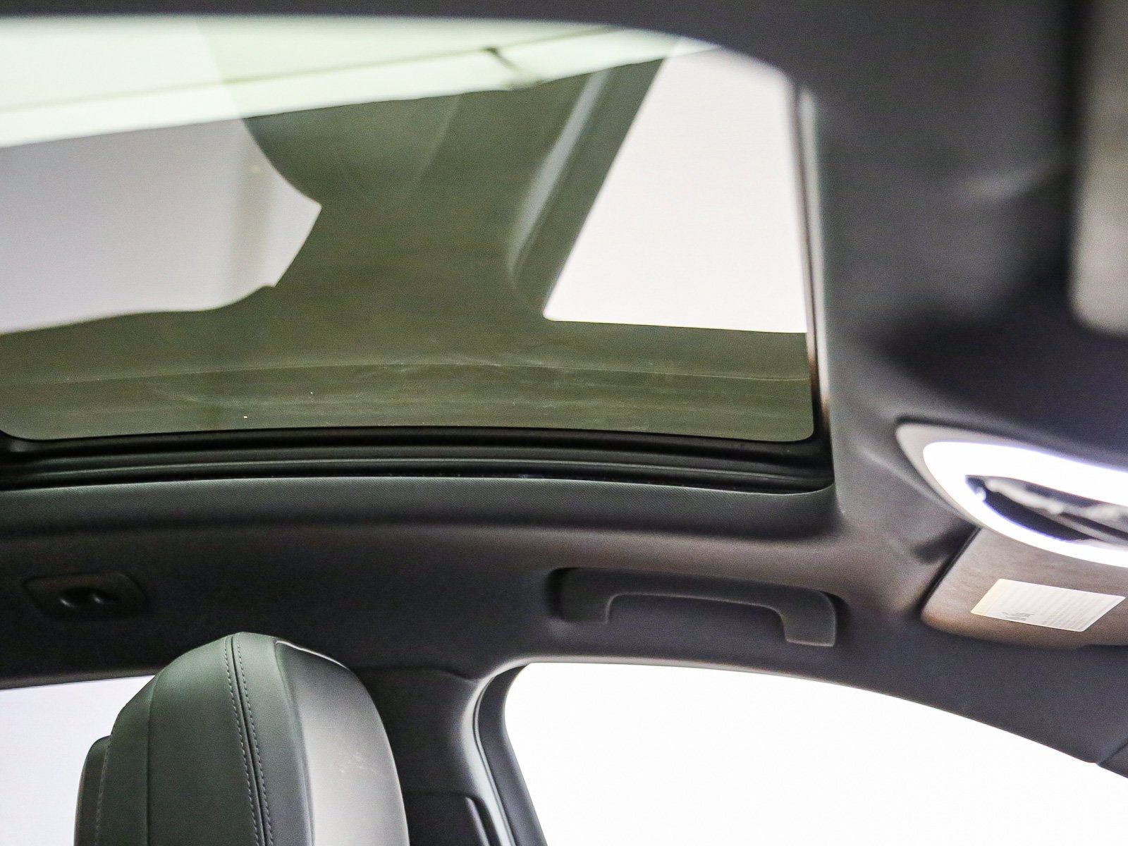 Certified 2025 Porsche Macan AWD/4WD image 20