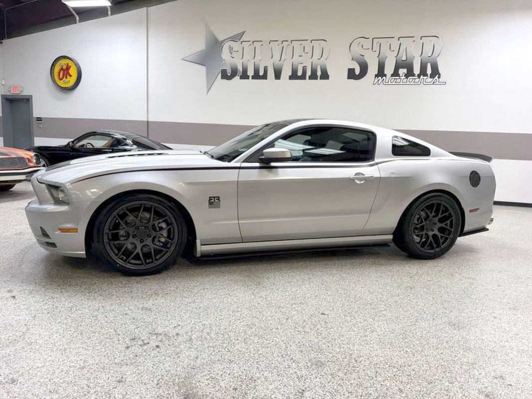 Used 2013 Ford Mustang GT Premium RWD image 2