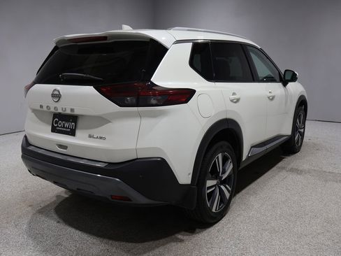 Used 2023 Nissan Rogue SL w/ SL Premium Package image 2