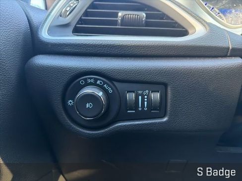 Used 2022 Chrysler Pacifica Touring-L w/ Uconnect Theater Family Group image 34