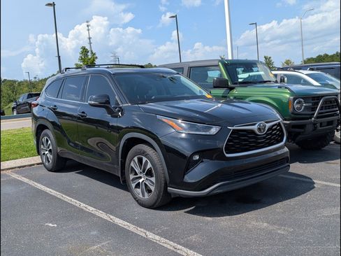 Used 2021 Toyota Highlander XLE AWD/4WD image 2