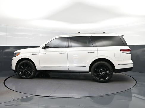 Used 2024 Lincoln Navigator Reserve AWD/4WD image 4