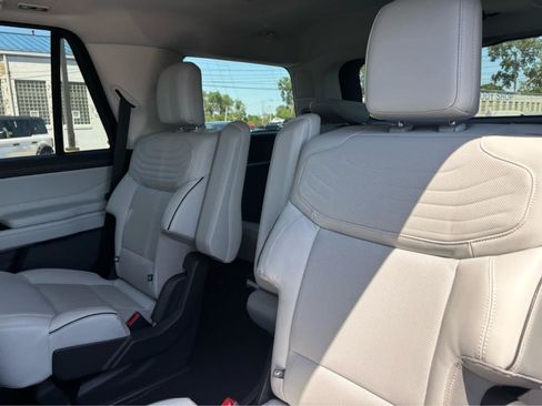 Used 2025 Ford Expedition Platinum w/ Platinum Ultimate Package AWD/4WD image 8