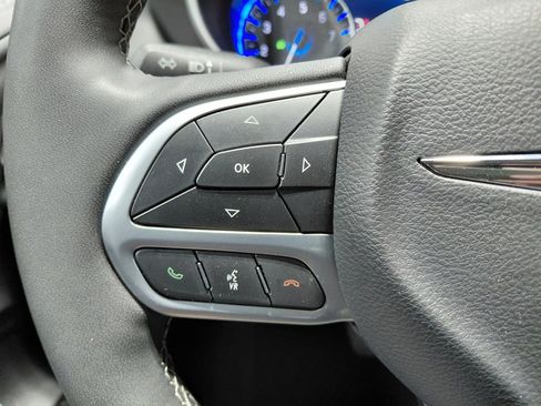 Used 2025 Chrysler Pacifica Select image 35