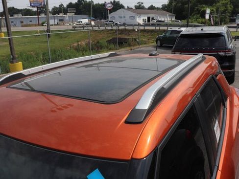 Used 2022 Chevrolet TrailBlazer LT w/ Sun and Liftgate Package FWD image 2