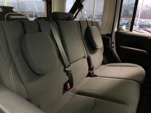 Used 2025 Jeep Wrangler Unlimited Sahara w/ Safety Group AWD/4WD image 12