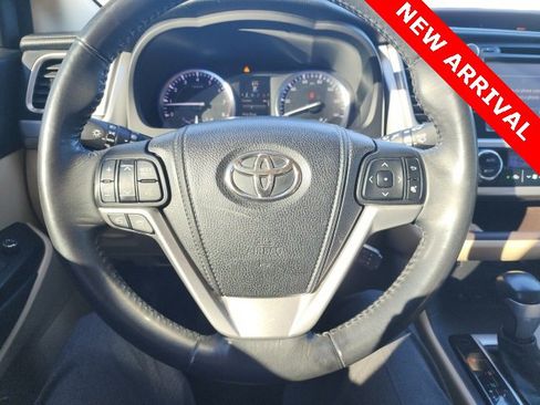 Used 2014 Toyota Highlander XLE image 12