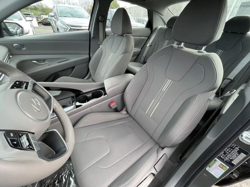 Used 2025 Hyundai Elantra SEL image 36