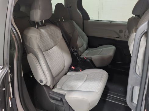 Used 2022 Toyota Sienna LE FWD image 11