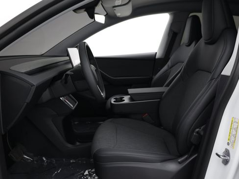 Used 2026 Tesla Model Y 2WD image 11