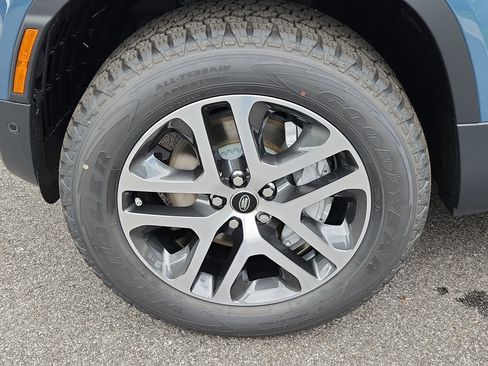 New 2025 Land Rover Defender 110 S image 9