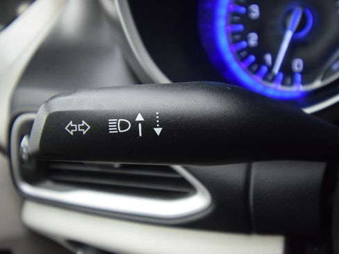 Used 2023 Chrysler Pacifica Touring-L FWD image 31