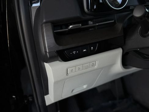 Used 2024 Kia Carnival EX FWD image 28