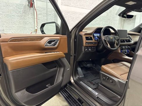 Used 2021 Chevrolet Suburban High Country w/ Premium Package AWD/4WD image 12