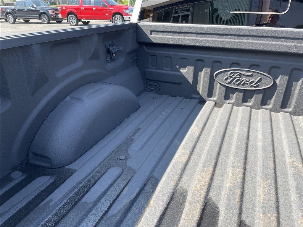Used 2017 Ford F150 Platinum w/ Equipment Group 701A Luxury AWD/4WD image 9