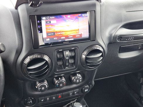 Used 2017 Jeep Wrangler Unlimited Sahara image 30