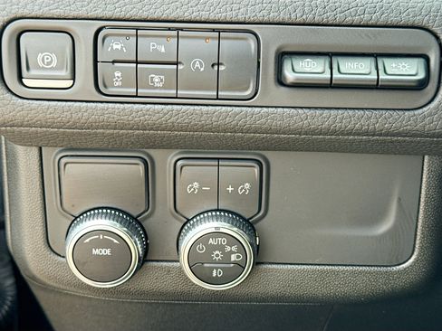 Used 2024 GMC Yukon Denali RWD image 36