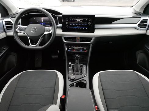 Certified 2025 Volkswagen Taos SE w/ Panoramic Sunroof Package image 10