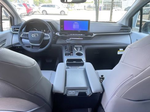 Used 2026 Toyota Sienna XLE FWD image 10