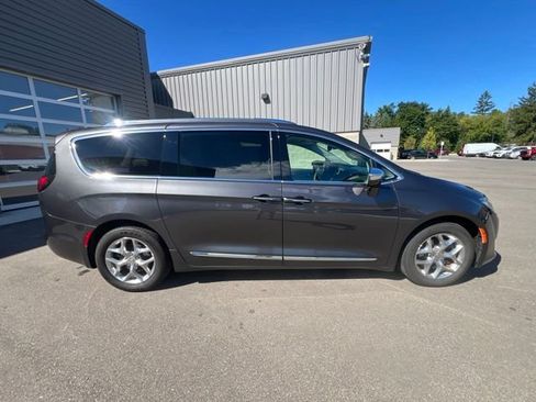 Used 2019 Chrysler Pacifica Limited FWD image 4
