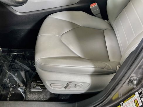 Used 2021 Toyota Highlander XLE AWD/4WD image 18