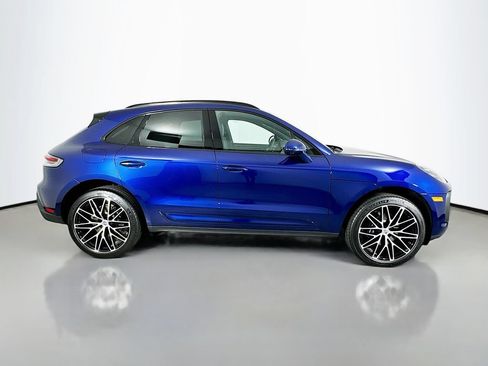 Certified 2025 Porsche Macan AWD/4WD image 8