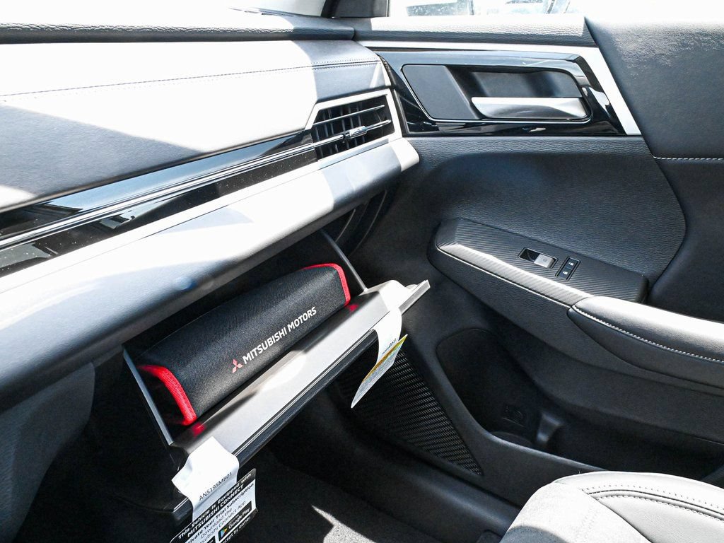 Used 2024 Mitsubishi Outlander SE AWD/4WD image 16