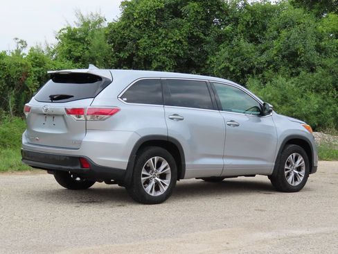 Used 2016 Toyota Highlander Plus AWD/4WD image 3