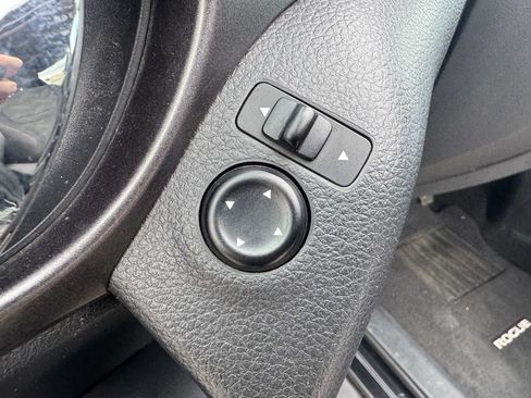 Used 2016 Nissan Rogue SV w/ SV Premium Package image 11