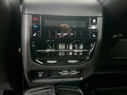 Used 2023 Jeep Grand Cherokee L Limited w/ Black Appearance Package AWD/4WD image 28