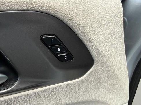 Used 2024 Chrysler Pacifica Touring-L FWD image 17