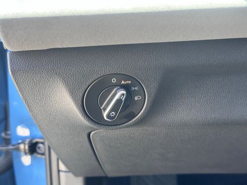 Used 2025 Volkswagen Jetta SE FWD image 23