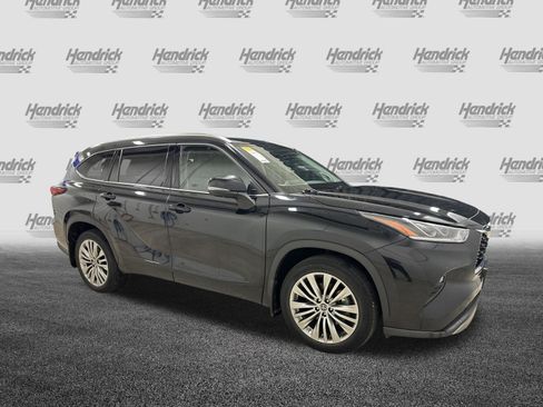 Used 2022 Toyota Highlander Platinum AWD/4WD image 2