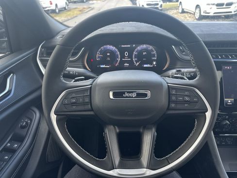 New 2025 Jeep Grand Cherokee Altitude image 17