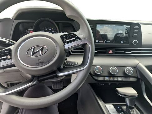 Used 2022 Hyundai Elantra SE FWD image 10