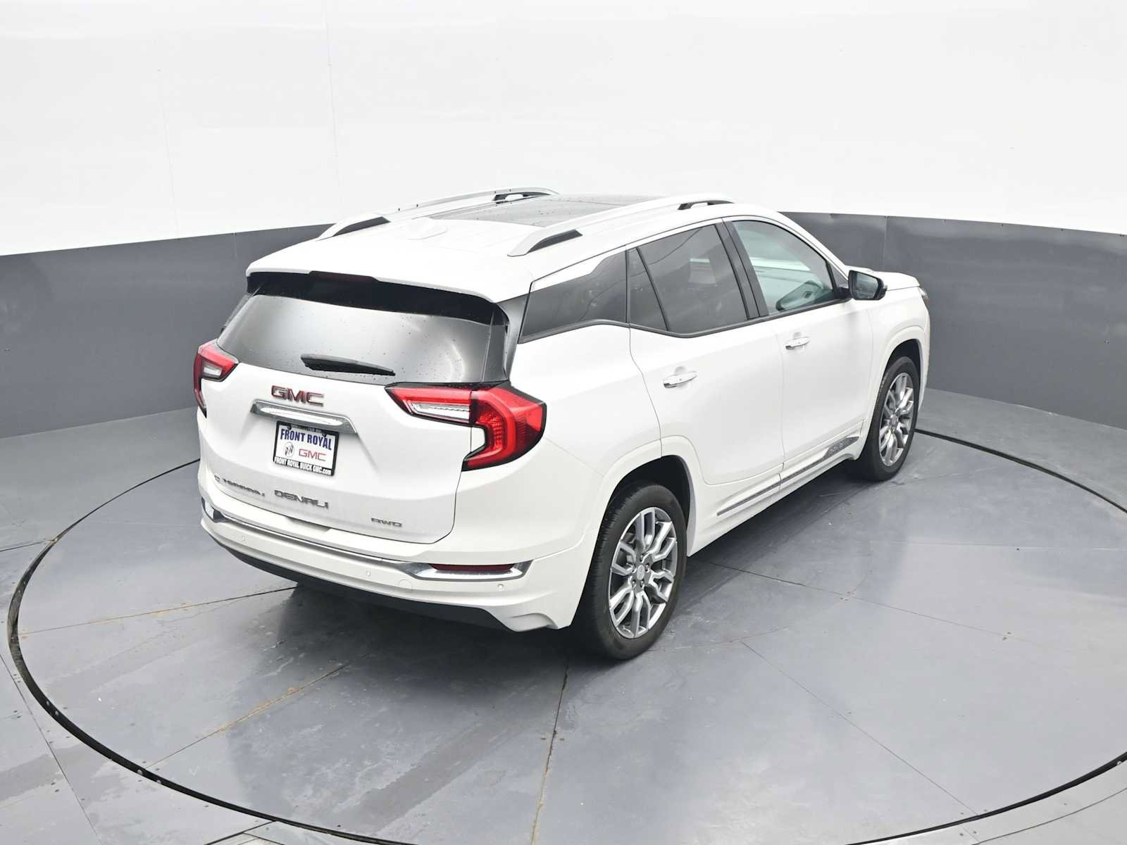 Used 2024 GMC Terrain Denali w/ Denali Premium Package AWD/4WD image 45