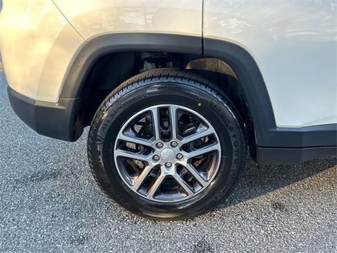 Used 2018 Jeep Compass Latitude w/ Cold Weather Group image 17