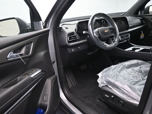 New 2026 Chevrolet Traverse LT w/ Sun and Wheel Package FWD image 9