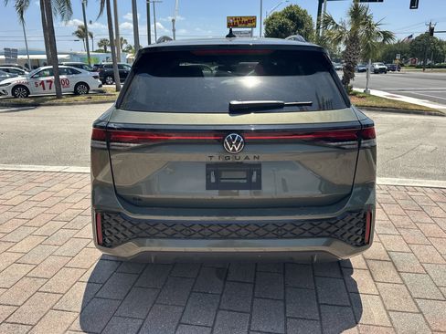 New 2026 Volkswagen Tiguan SE R-Line FWD image 7