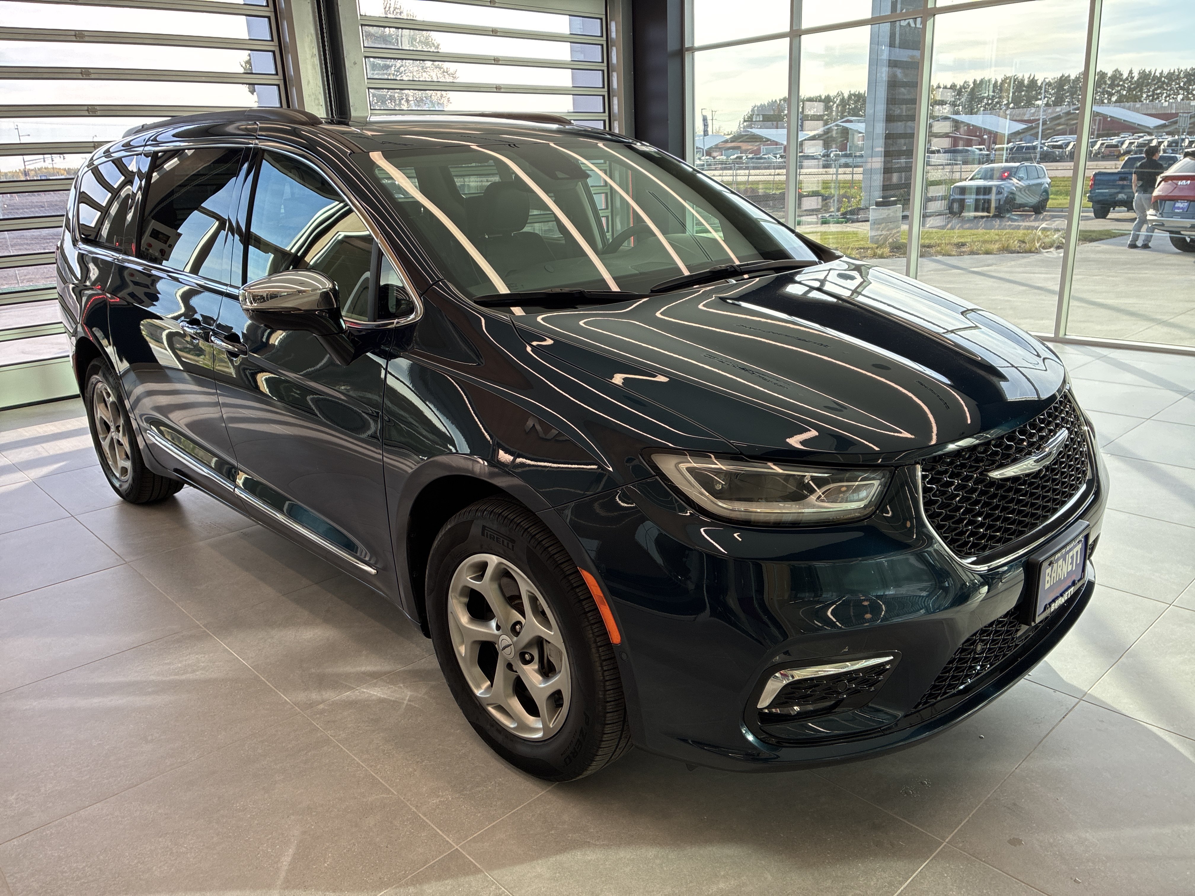 Certified 2023 Chrysler Pacifica Limited w/ Uconnect Theater Family Group AWD/4WD image 4