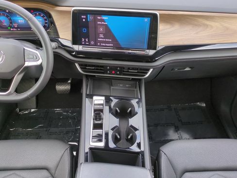 Used 2024 Volkswagen Atlas SE FWD image 15