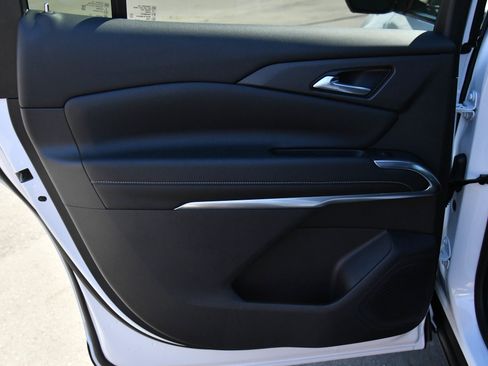 Used 2024 Chevrolet Traverse LT image 43