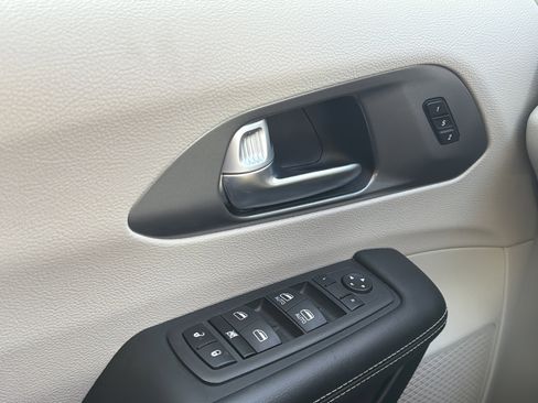 Used 2023 Chrysler Pacifica Touring-L image 23